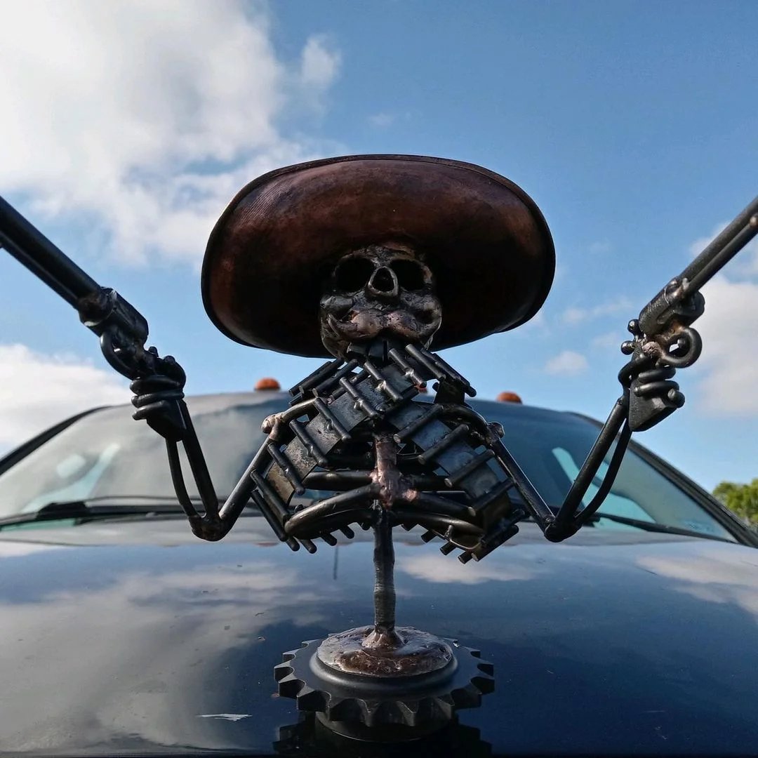 Ročno izdelana skulptura z ulito kavbojsko lobanjo strelca na pokrovu motorja